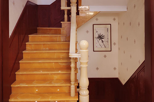 峪泉镇中式别墅室内汉白玉石楼梯的定制安装装饰效果